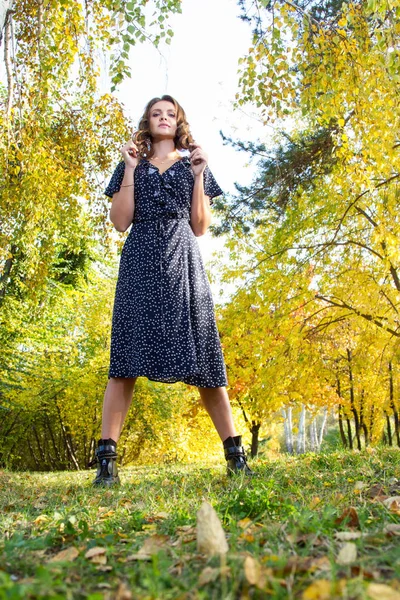 Girl Long Dress Walks Autumn Park — Stock Photo, Image