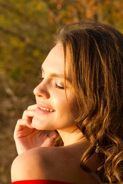 Girl Exposes Her Face Warm Rays Autumn Sun — Stock Photo, Image