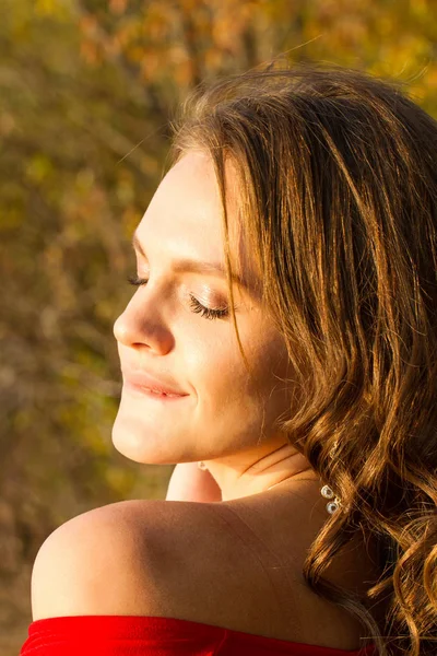 Girl Exposes Her Face Warm Rays Autumn Sun — Stock Photo, Image