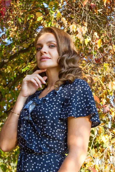 Chica Con Maquillaje Brillante Posando Sobre Fondo Hojas Amarillas Otoño — Foto de Stock