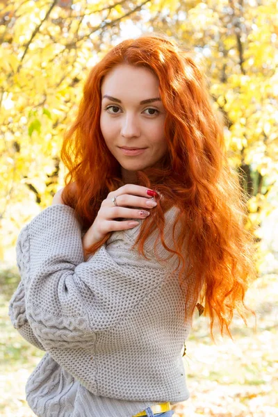 Chica Con Pelo Rojo Posando Sobre Fondo Hojas Amarillas Otoño — Foto de Stock