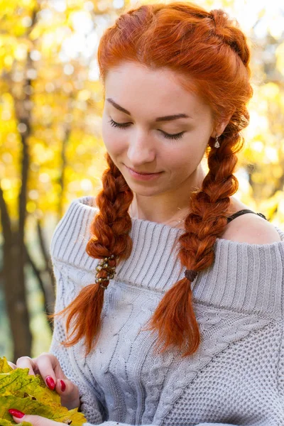 Chica Con Pelo Rojo Posando Sobre Fondo Hojas Amarillas Otoño — Foto de Stock