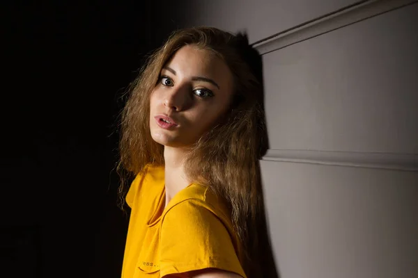 Chica Joven Una Camiseta Color Amarillo Brillante Encuentra Una Habitación — Foto de Stock