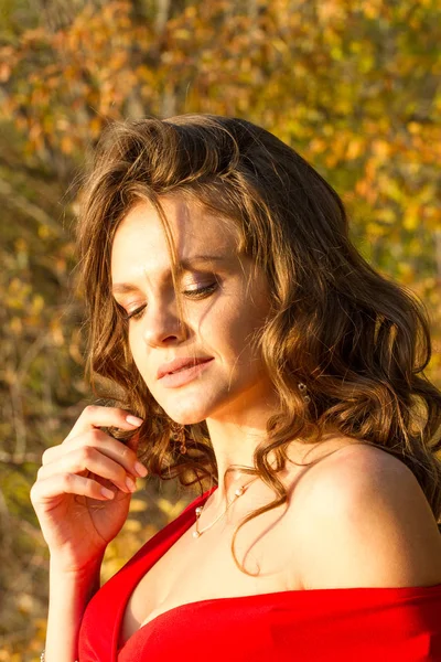 Woman Red Dress Bare Shoulders Rays Setting Sun — Stock Photo, Image