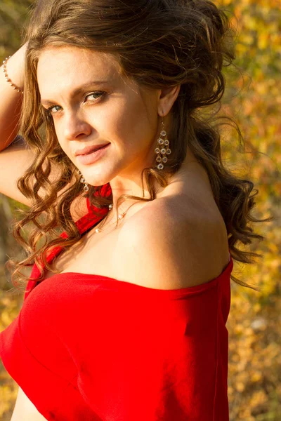 Woman Red Dress Bare Shoulders Rays Setting Sun — Stock Photo, Image