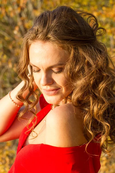 Woman Red Dress Bare Shoulders Rays Setting Sun — Stock Photo, Image