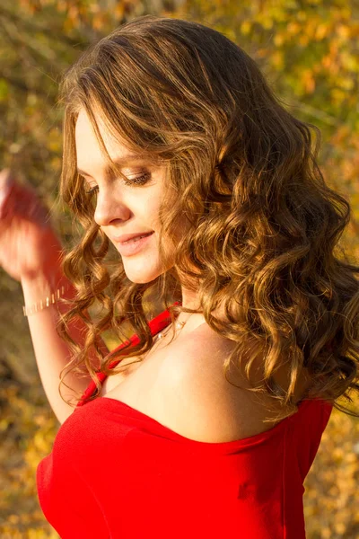 Woman Red Dress Bare Shoulders Rays Setting Sun — Stock Photo, Image