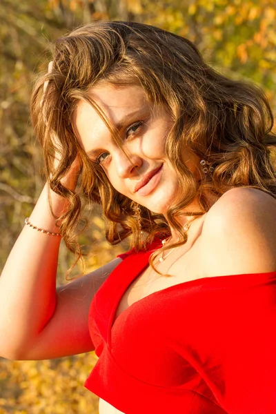 Mujer Vestida Rojo Con Hombros Desnudos Los Rayos Del Sol —  Fotos de Stock