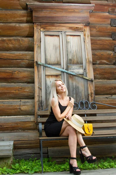Junge Blondine Schwarzen Kurzen Kleid Sitzt Auf Einer Bank Alten — Stockfoto