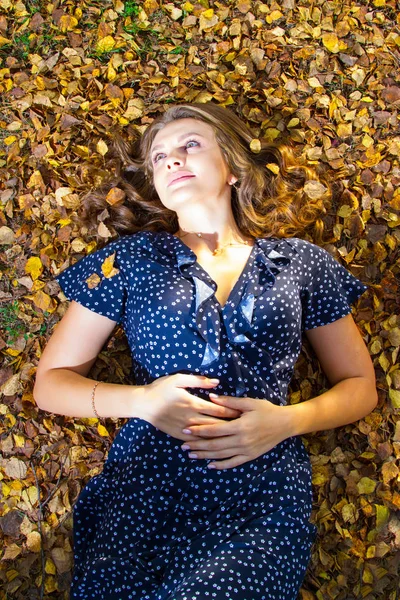Девушка Парке Лежит Желтых Осенних Листьях — стоковое фото
