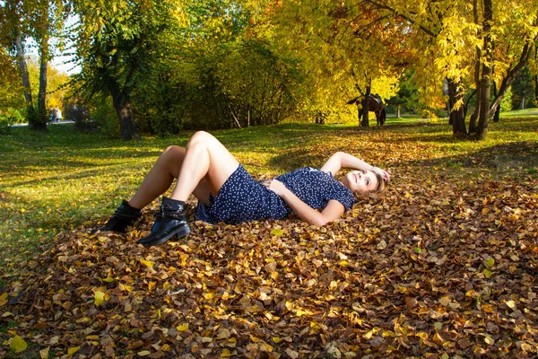 Girl Park Lies Yellow Autumn Leaves — Stock Photo, Image