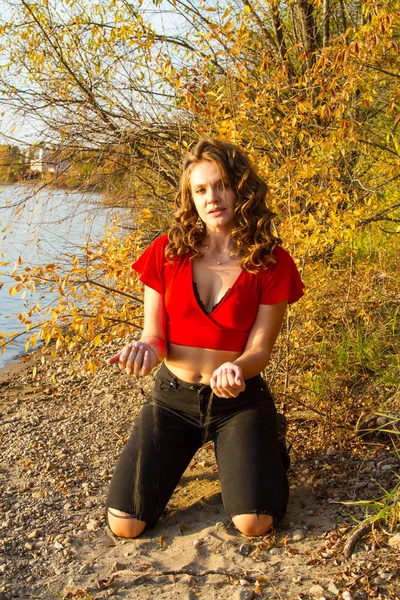 Girl Kneeling River Bank Autumn Portrait — Stock Photo, Image