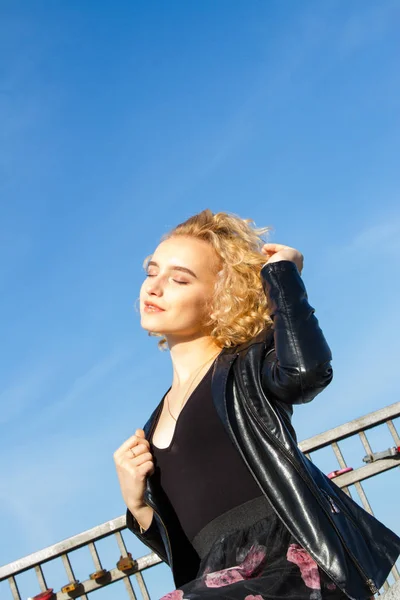 Beautiful Young Blonde Leather Jacket Sits Bench — Stock Photo, Image