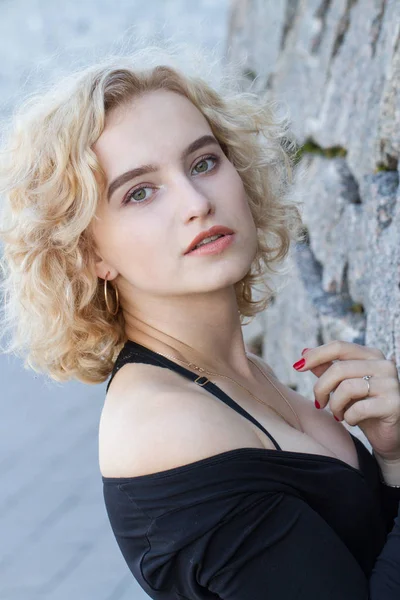 Retrato Una Joven Rubia Con Maquillaje Brillante Sobre Fondo Pared —  Fotos de Stock