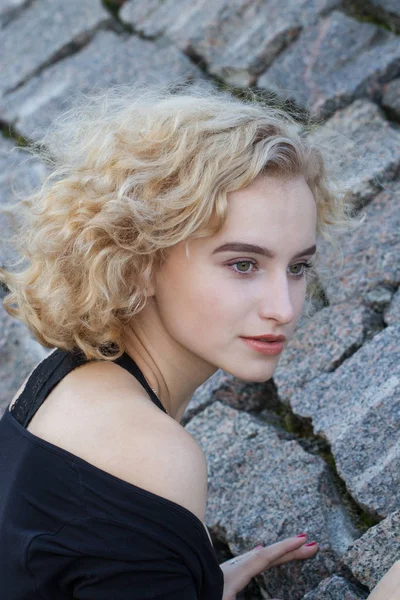 Retrato Uma Jovem Loira Com Maquiagem Brilhante Fundo Parede Granito — Fotografia de Stock