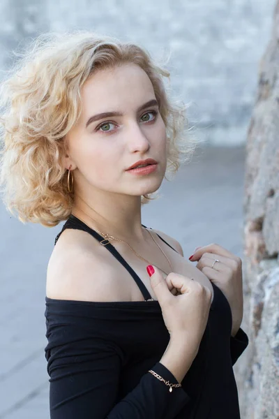 Retrato Una Joven Rubia Con Maquillaje Brillante Sobre Fondo Pared —  Fotos de Stock