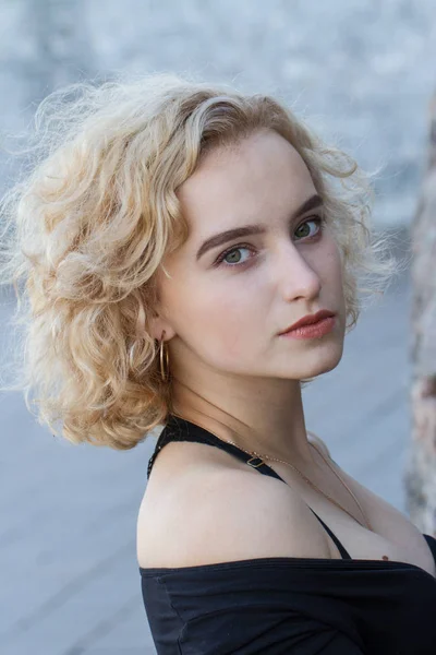 Retrato Una Joven Rubia Con Maquillaje Brillante Sobre Fondo Pared — Foto de Stock