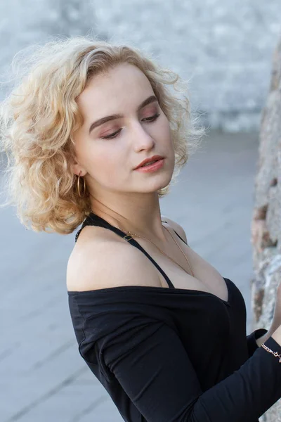 Retrato Uma Jovem Loira Com Maquiagem Brilhante Fundo Parede Granito — Fotografia de Stock