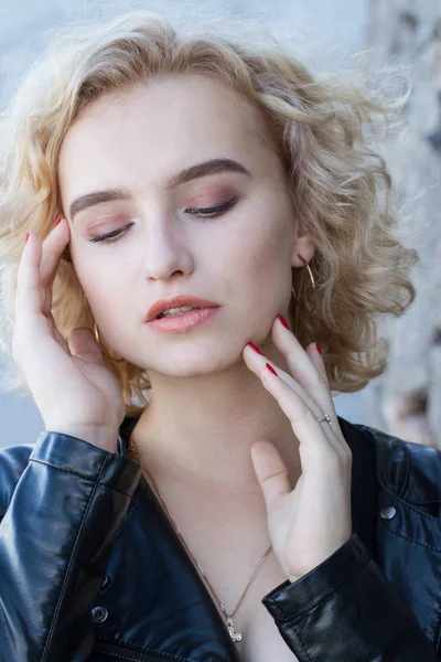 Retrato Uma Jovem Loira Com Maquiagem Brilhante Fundo Parede Granito — Fotografia de Stock