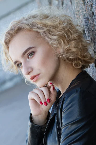 Retrato Uma Jovem Loira Com Maquiagem Brilhante Fundo Parede Granito — Fotografia de Stock