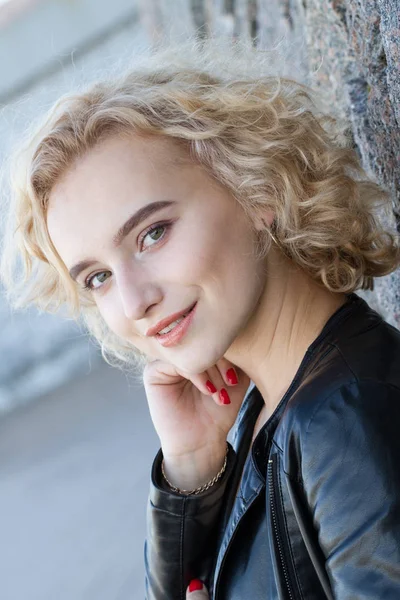 Retrato Una Joven Rubia Con Maquillaje Brillante Sobre Fondo Pared — Foto de Stock