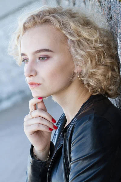 Retrato Una Joven Rubia Con Maquillaje Brillante Sobre Fondo Pared —  Fotos de Stock