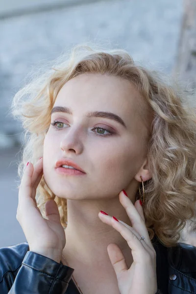 Retrato Una Joven Rubia Con Maquillaje Brillante Sobre Fondo Pared — Foto de Stock