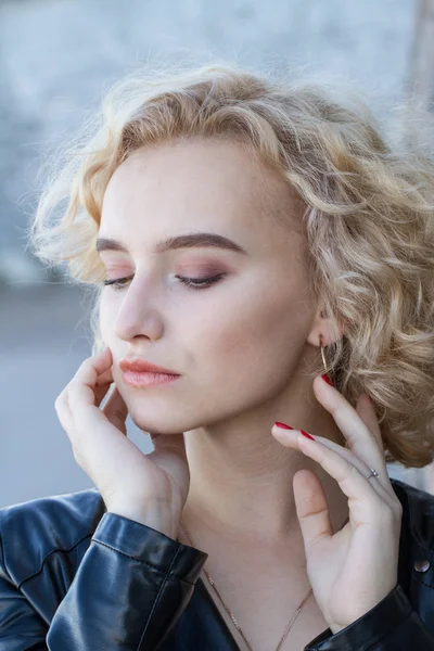 Retrato Una Joven Rubia Con Maquillaje Brillante Sobre Fondo Pared — Foto de Stock