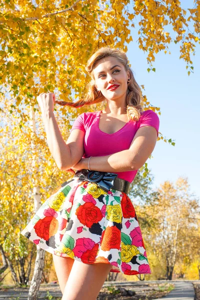 Mädchen Heller Kleidung Und Mit Hellem Make Auf Dem Hintergrund — Stockfoto