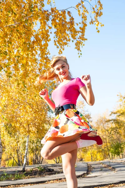 Mädchen Heller Kleidung Und Mit Hellem Make Auf Dem Hintergrund — Stockfoto