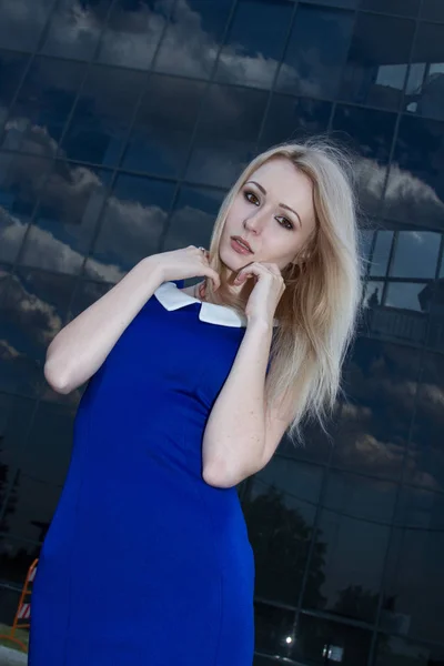 Блондинка Блакитній Сукні Фоні Офісної Будівлі — стокове фото
