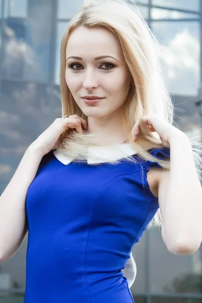 Blonde Dans Une Robe Bleue Sur Fond Immeuble Bureaux — Photo
