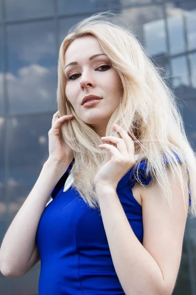 Blondine Blauen Kleid Vor Dem Hintergrund Eines Bürogebäudes — Stockfoto
