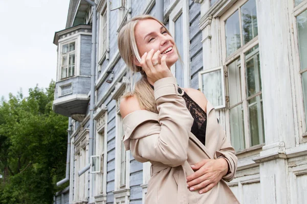 Blondýny Pozadí Starého Dřevěného Domu — Stock fotografie