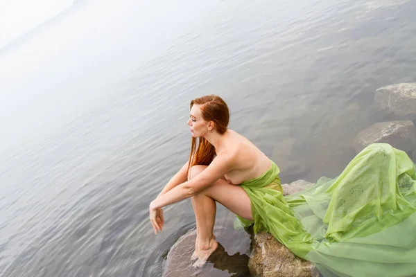 Chica Pelirroja Desnuda Sentada Una Piedra Agua — Foto de Stock