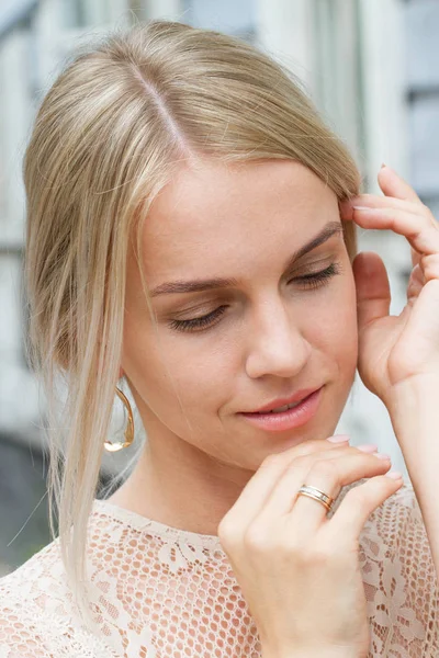 Bella Ragazza Con Trucco Luminoso Posa Uno Sfondo Vecchio Edificio — Foto Stock