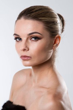 Genç, parlak akşam makyajlı bir kız. Stüdyo resmi.