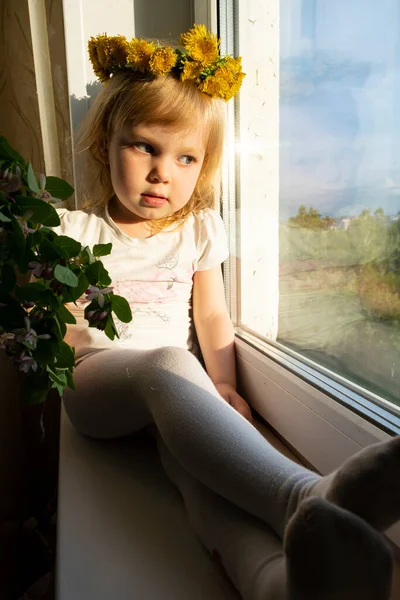Karahindiba Çiçekli Küçük Kız Pencere Eşiğinde Oturuyor — Stok fotoğraf
