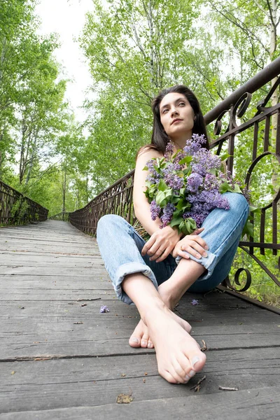 Young Girl Sits Pedestrian Bridge Bouquet Lilacs — Stock Photo, Image