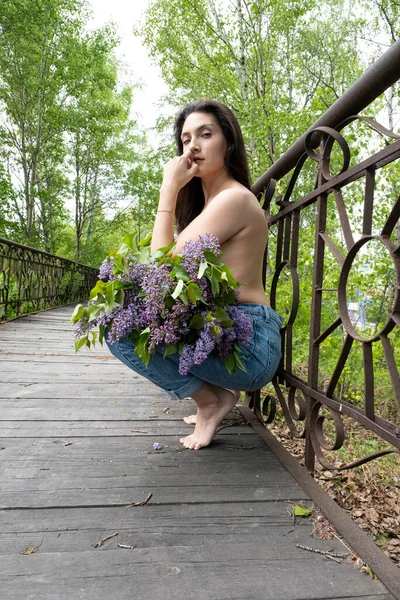 Young Girl Sits Pedestrian Bridge Bouquet Lilacs — Stock Photo, Image