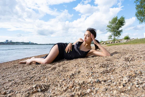 Junges Mädchen Schwarzem Kleid Liegt Einem Leeren Strand — Stockfoto