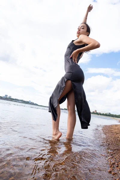Girl Long Black Dress Posing Standing Water River — Stock Photo, Image