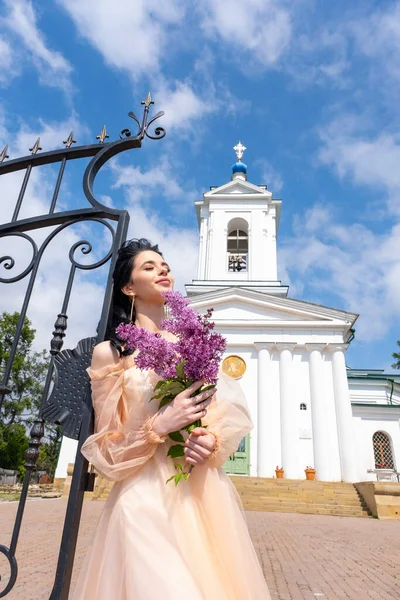 Невеста Свадебном Платье Фоне Церкви — стоковое фото