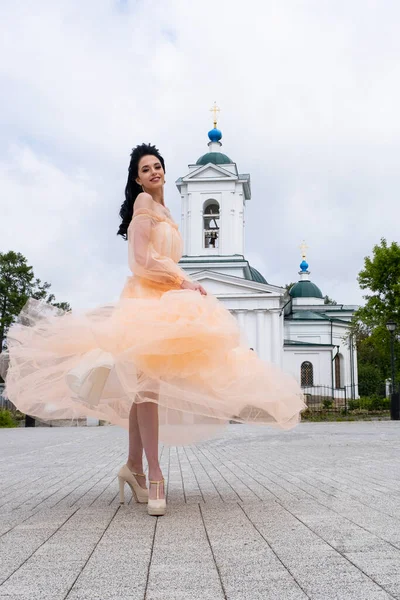 Невеста Свадебном Платье Фоне Церкви — стоковое фото