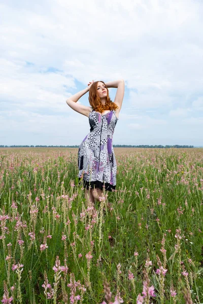 Jeune Fille Rousse Dans Champ Parmi Les Fleurs Sauvages — Photo