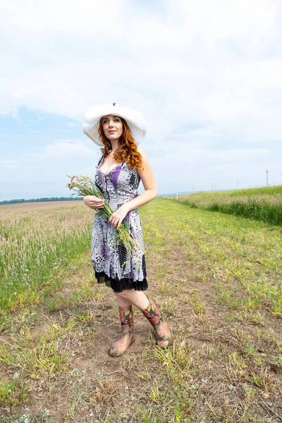 Jeune Fille Rousse Dans Champ Parmi Les Fleurs Sauvages — Photo