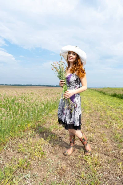 Ung Rödhårig Flicka Ett Fält Bland Vilda Blommor — Stockfoto