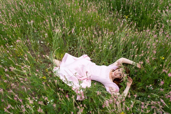 Mädchen Langem Rosa Kleid Liegt Auf Einem Feld Inmitten Blühender — Stockfoto