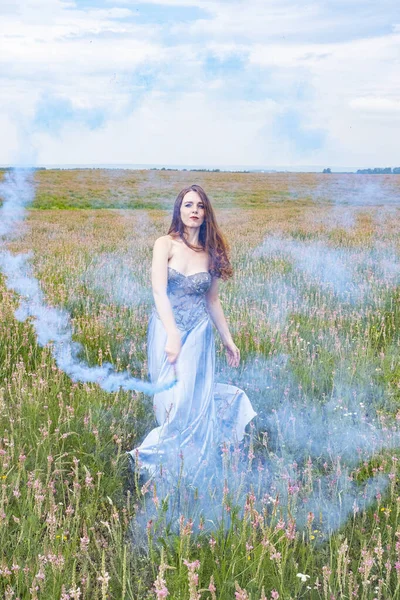 Menina Vestido Noite Longo Campo Com Uma Bomba Fumaça Azul — Fotografia de Stock