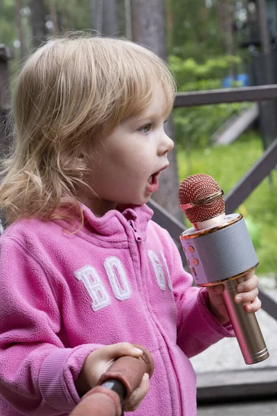 Ragazzina Canta Emotivamente Microfono — Foto Stock